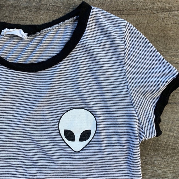 💙💙Peaches & Cream Black/White Striped Alien Top - Picture 4 of 9